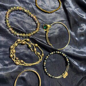 bracelet lot - costume jewelry